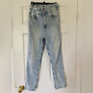 Ultra High-Rise Mom Jeans | Hollister